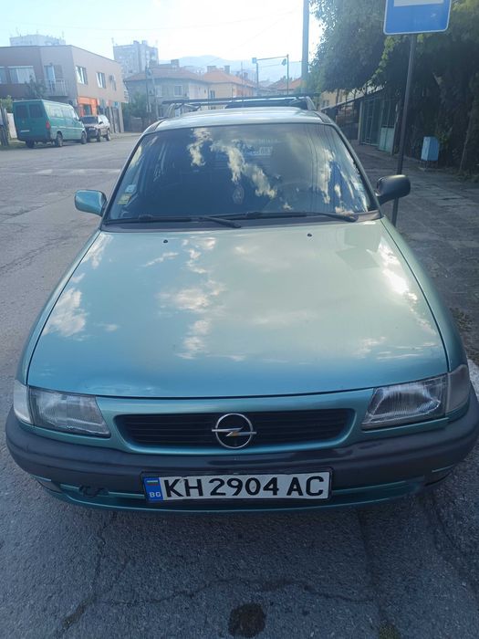Продавам Opel Astra F Caravan (комби), 1997 г., двигател 1.4 бензин с газова уредба.