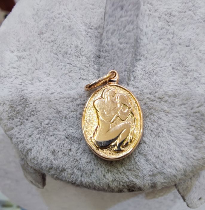 Женский золотой кулон Водолей
