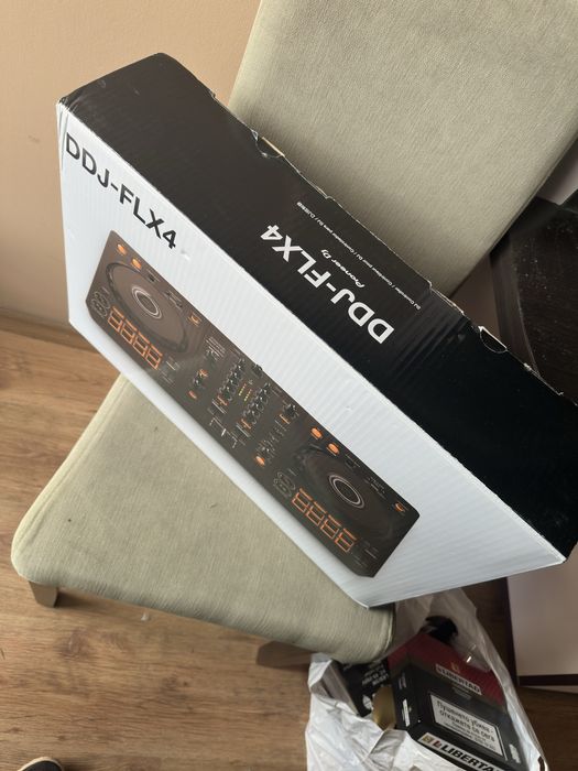 Pioneer FLX 4  Конзолата е като нова с остатъчна гаранция!