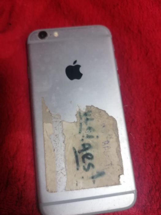 Vand telefoane defecte