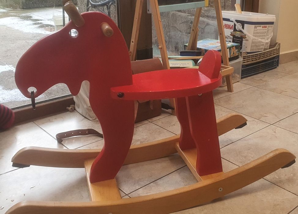 Дървено еленче люлка за малко дете