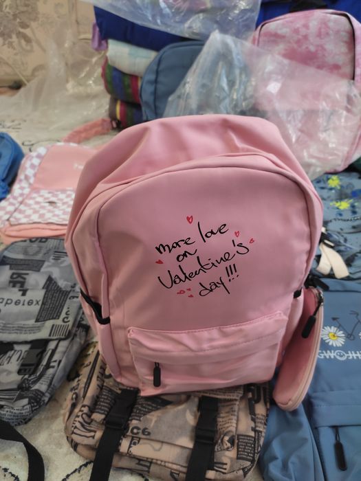 Игрушки и школьные рюкзаки