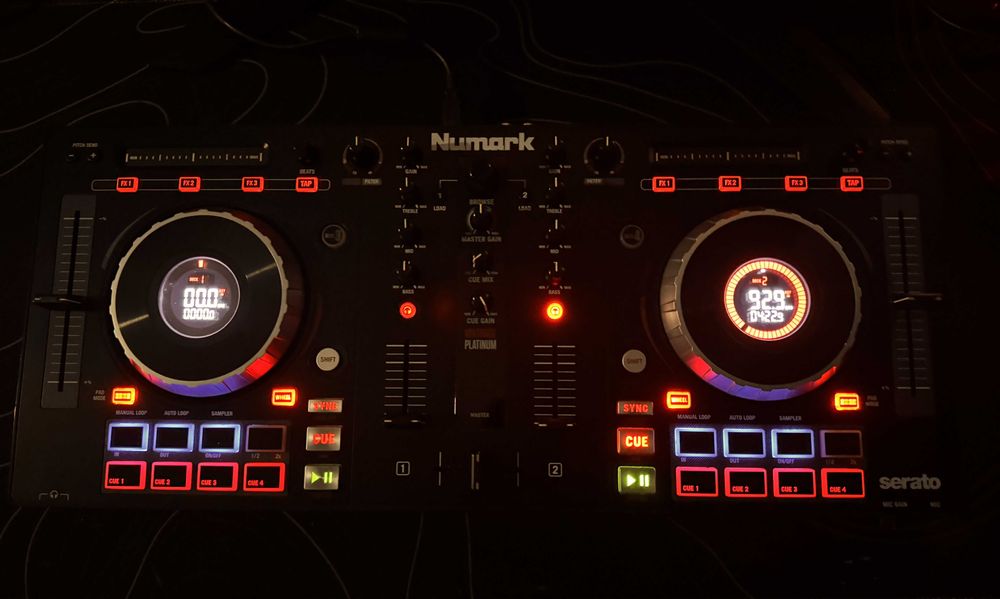 Consola DJ Numark Mixtrack Platinum + Cablu RCA + Cablu Alimentare