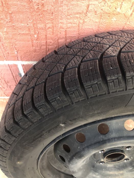 Комплект зимних шин. Продаются вместе с дисками.