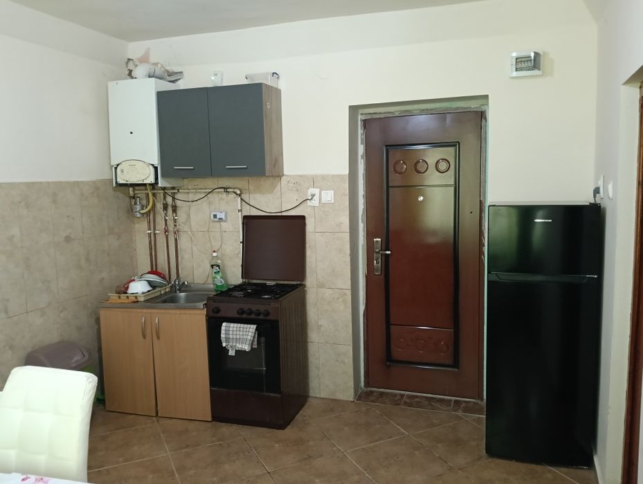 Închiriez pentru muncitori imobil etaj zona Bolyai siP+M in Sg de Mures 3 camere bucătărie baie la  3 km de spital