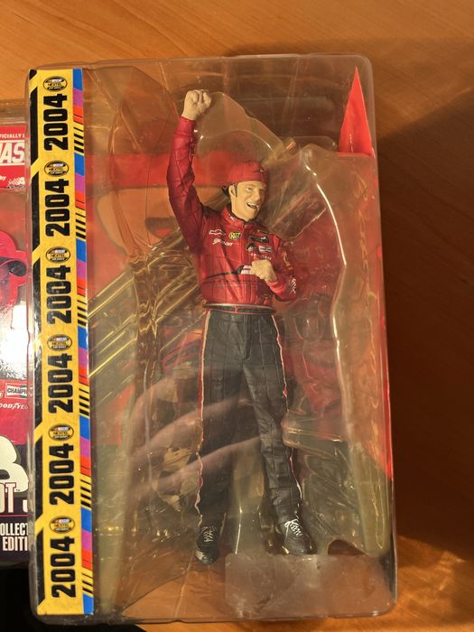 Колекционерска фигура 2004 NASCAR Limited Edition на Dale Earnhardt Jr