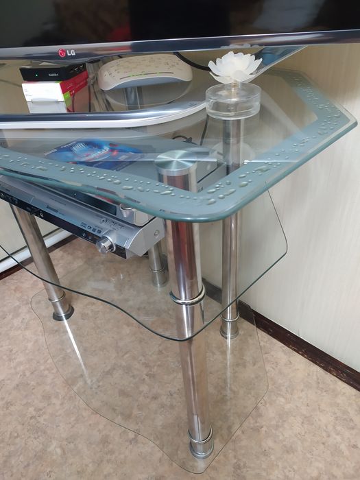 Тумбочка стеклянная для телевизора