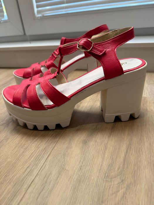 Сандали с дебел ток Gabina