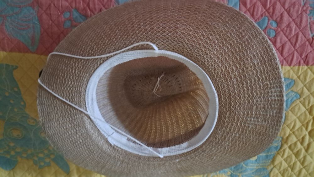 Продаются шляпы.