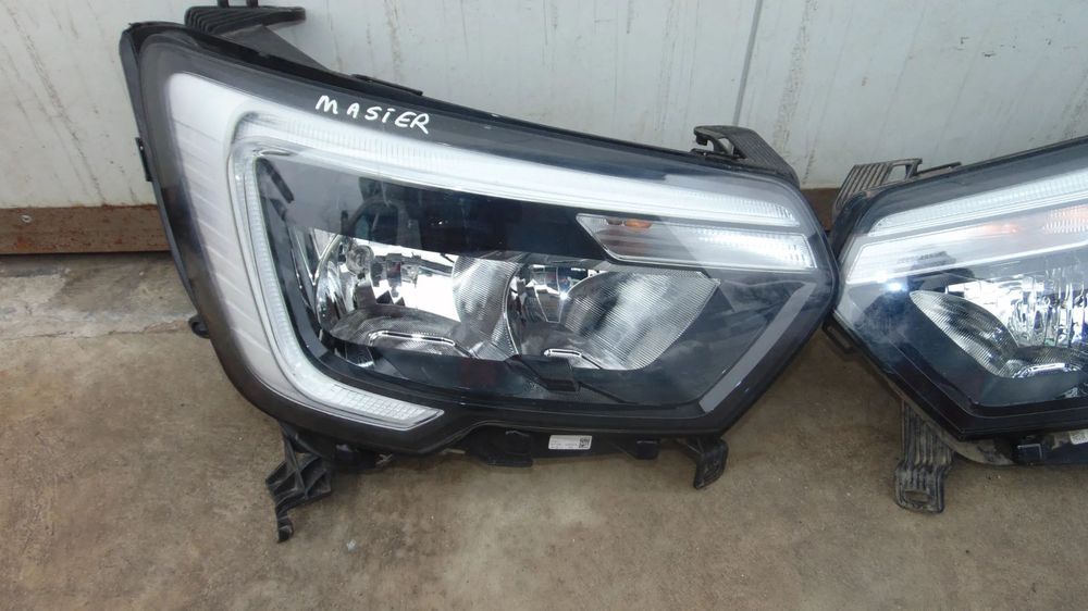 Faruri stanga/dreapta Renault Master 4 an 2022 cod 260607867R