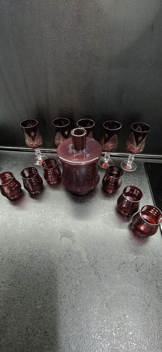 Сервиз от червен кристал