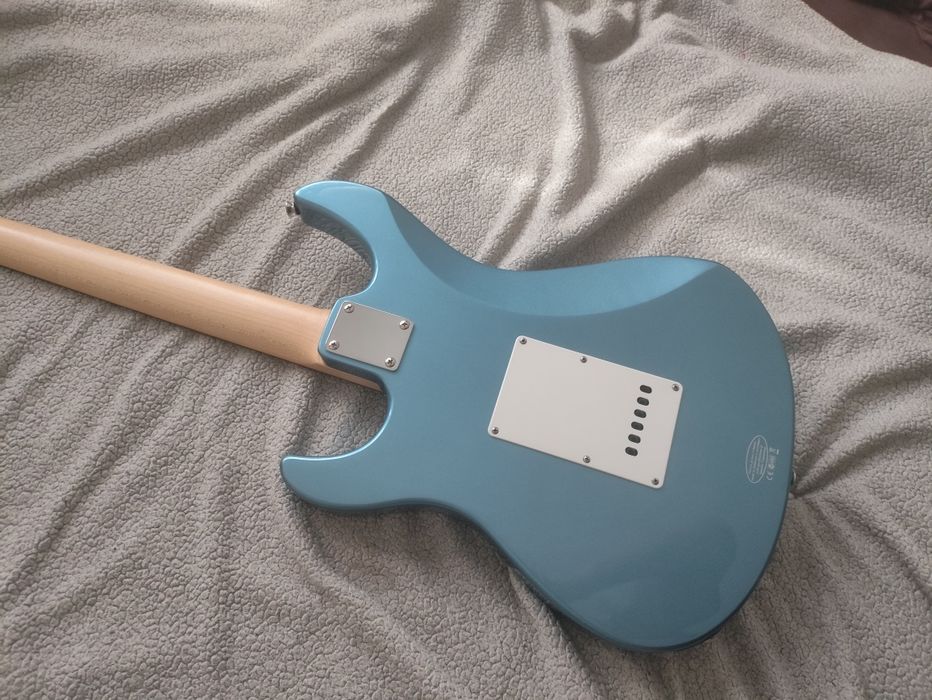Yamaha Pacifica 112J в идеальном состоянии