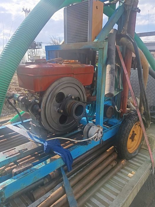 Сондажна машина за вода с камионче към нея