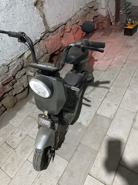 Електроний скутер харошим состайани