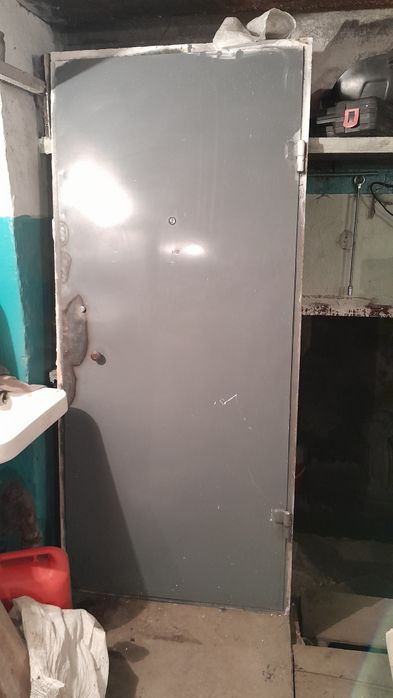 Продам металлическую дверь