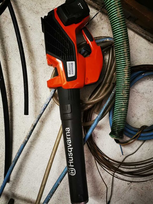 HUSQVARNA set pe acumulator cositoare drujba suflanta,impecabil !!!