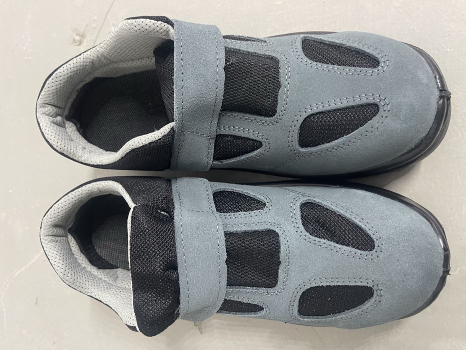 Pantofi de protecție din piele intoarsă .