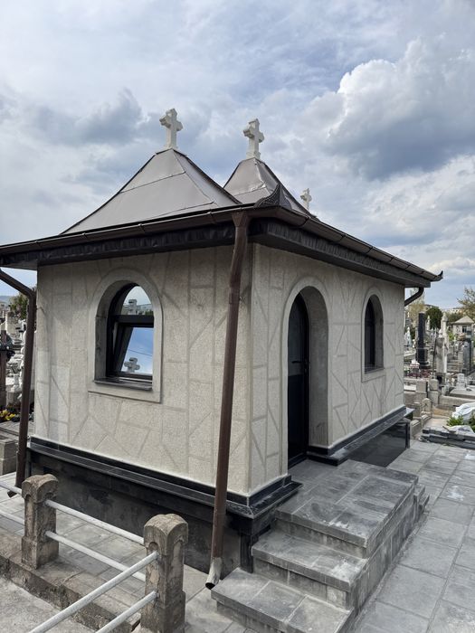 CAPELA  de VANZARE cu 8 locuri de veci  situata în Cimitirul Sf. Gheor