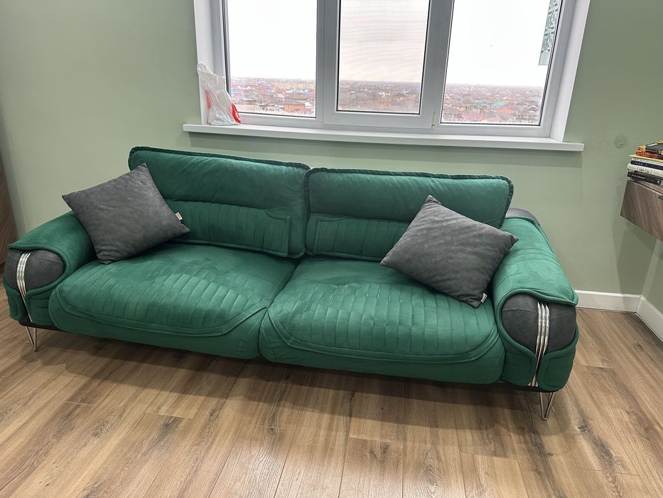 Диван в изумрудном цвете