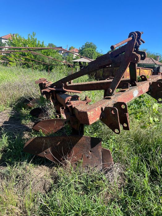 Трактор Беларус с документи в движение. С инвентар