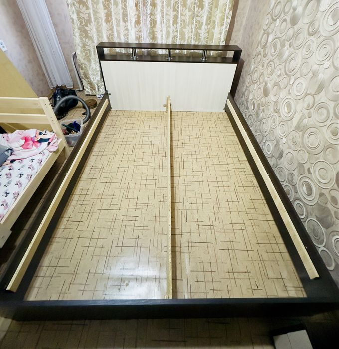 Продается кровать, тумбочки