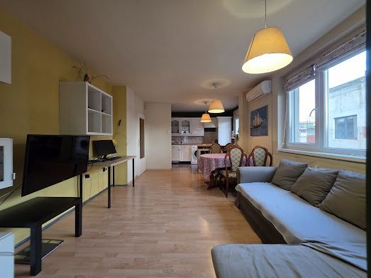 Тристаен апартамент в Карпузица