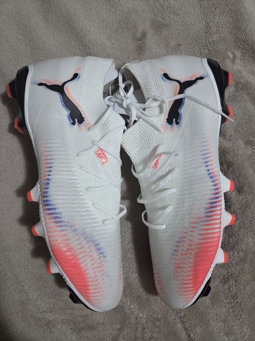 Ghete de fotbal noi cu eticheta