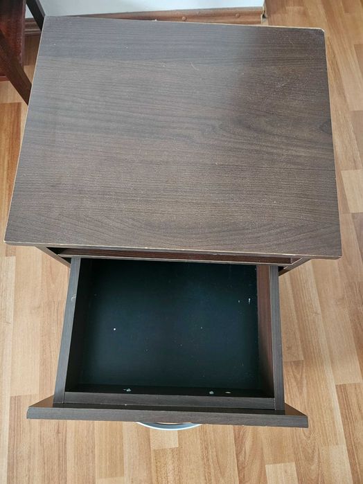 Noptieră de pat de culoare maro închis