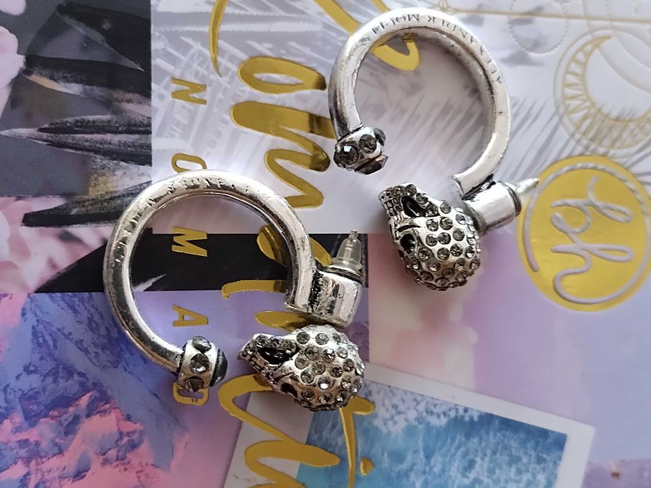 Обеци с черепи и камъчета