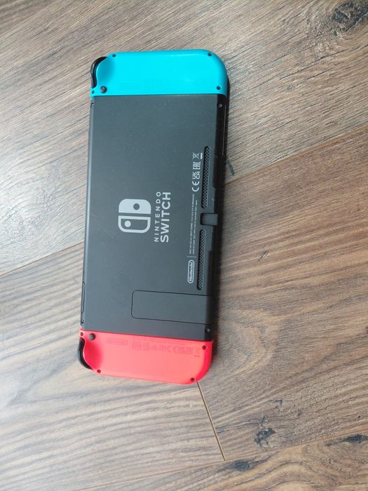 Vând Nintendo Switch în stare impecabilă, fără zgârieturi sau probleme
