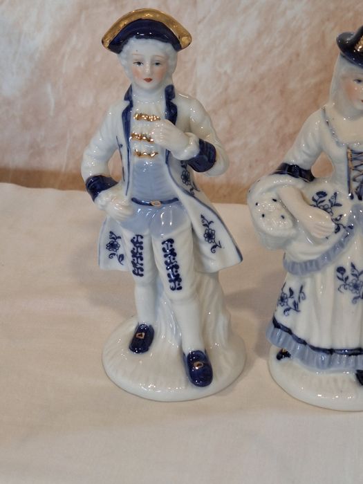 Порцеланови фигурки маркирани