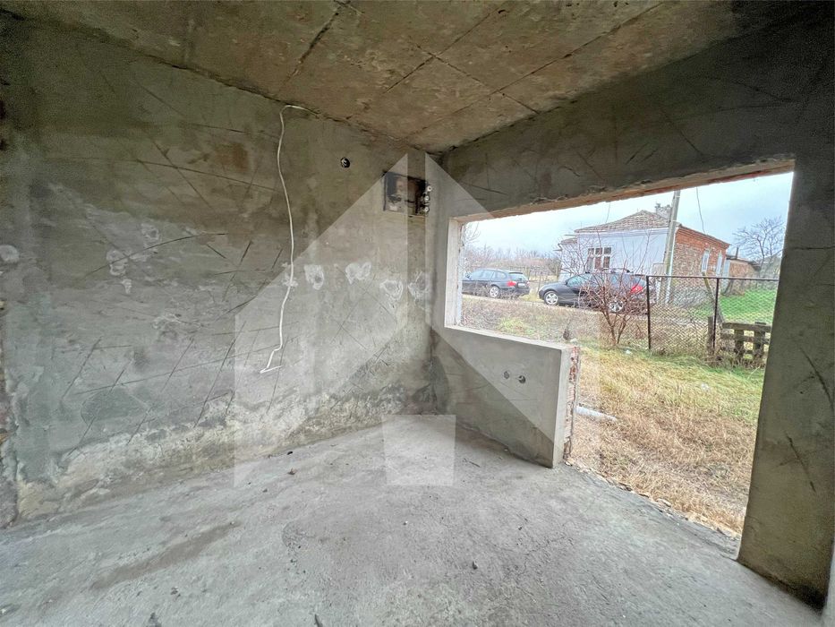 ПРОДАВА двуетажна, тухлена КЪЩА на плоча в с. Цани Гинчево, обл. Шумен