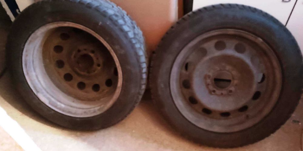 продавам 4 бр. зимни гуми 205/55/16 с метални джанти за БМВ 3