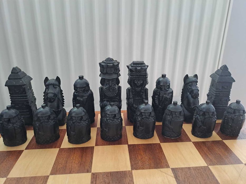 Шах дъска 34х34 с интересни фигури. Много запазена!