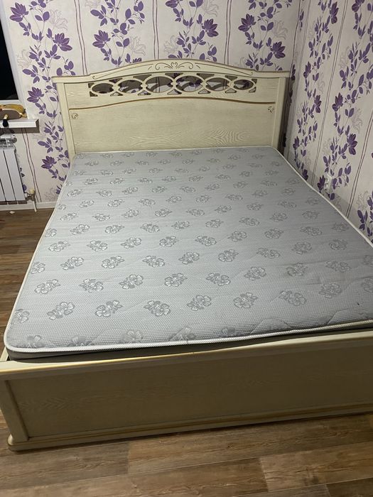Продам двуспальную кровать с матрасом