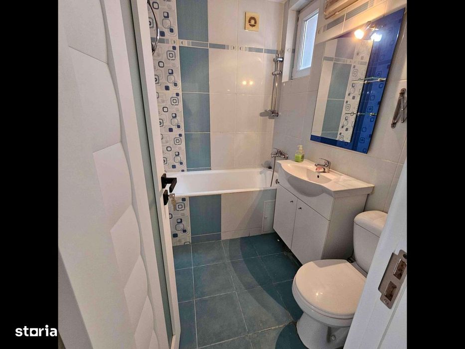 Apartament centru cu 4 camere, 2 bai, etaj 2