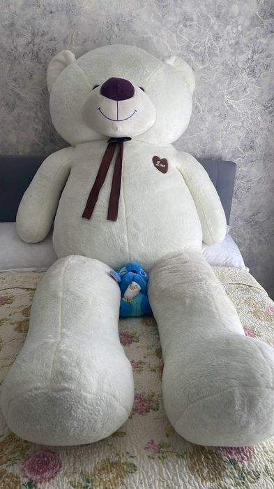 Большой плюшевый медведь