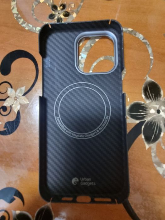 Vând husa NOUĂ  carbon iphone 15 pro max