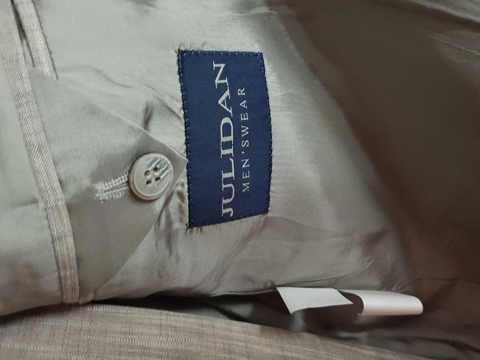 Продавам мъжки костюм