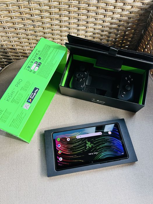 Consola portabila gaming Razer Edge Wifi + Controller Kishi V2 Pro
