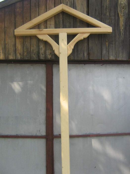 Произвеждам дървени конзоли за кладенци и дворни врати.