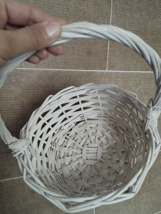 Плетёная белая корзинка