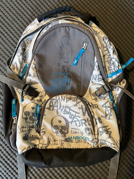 Ученическа/студентска раница с 3 разделения и място за лаптоп.