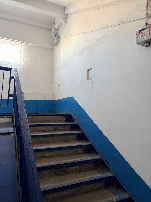 Продам  2- ком  Абая 93