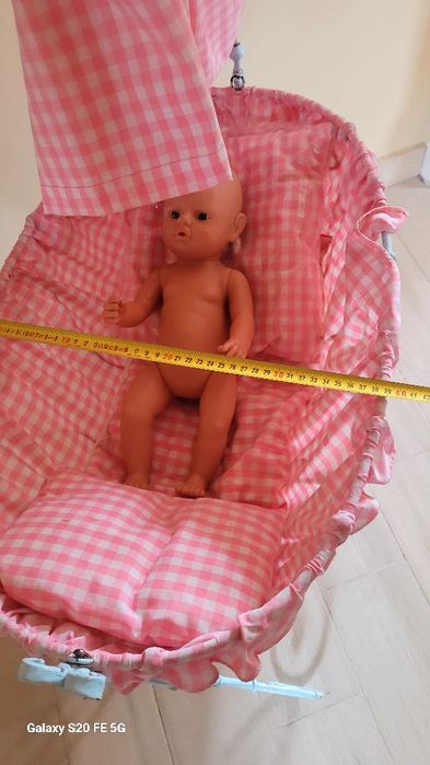 Винтидж  бебешка люлка с декоративен дизайн от ковано желязо от средат