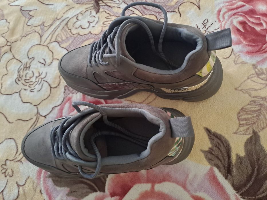 Кроссовки  женские