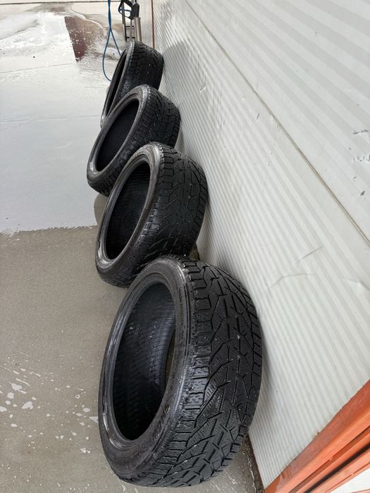 Продавам 4 броя зимни гуми 245 45 18