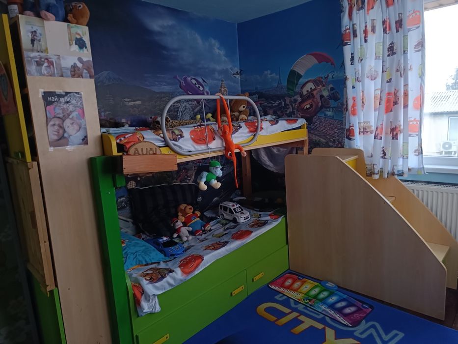 Двуетажно легло с матраци и гардероб