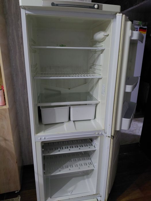 Хороший Холодильник indesit б/у