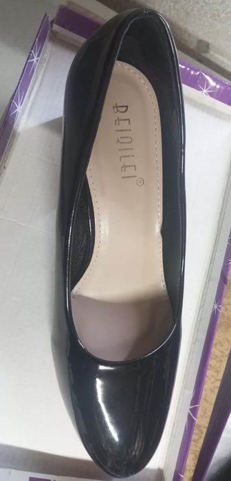 Туфли лакированные.